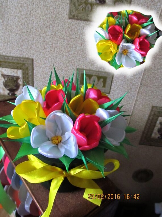 Цветы в горшочках