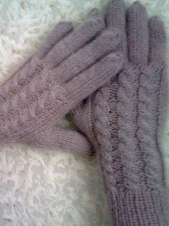 Вязаные перчатки с косами
