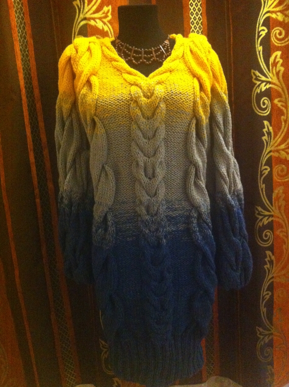 Вязанное платье с косами