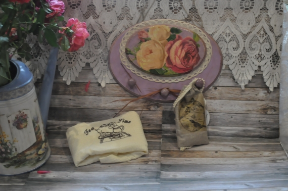 Панно-вешалка "Розы на сиреневом"