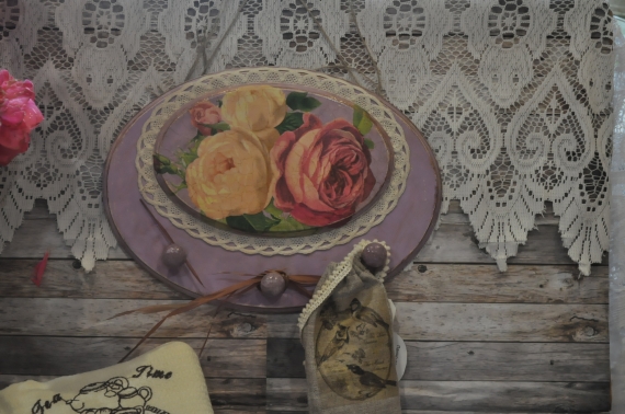 Панно-вешалка "Розы на сиреневом"