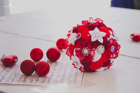 Брошь-букет " Алый цвет"