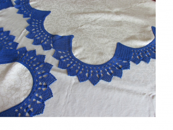 Скатерть шелковая обвязанная кружевом каймой ручной работы