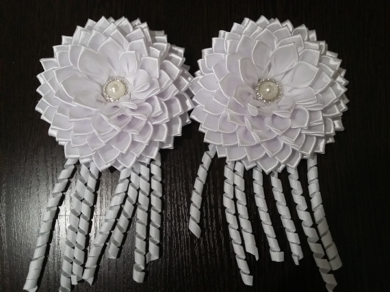 Пышные белые банты с завитками