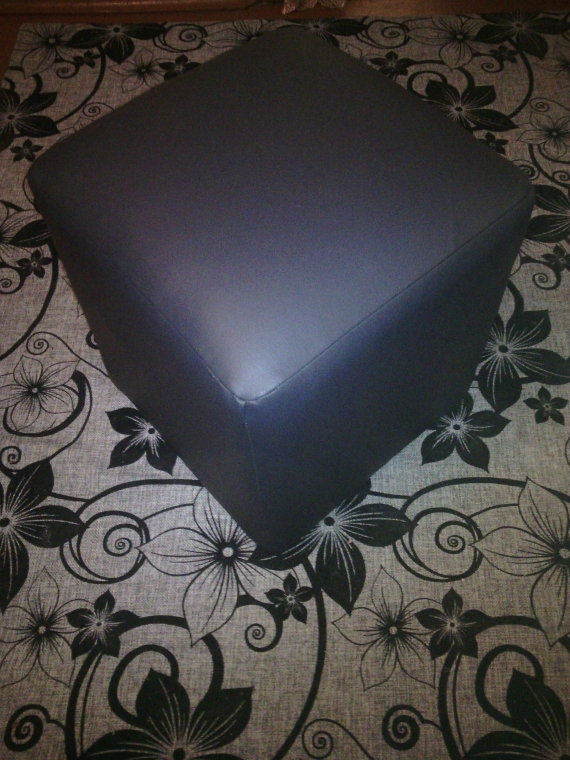 Мягкие и устойчивые пуфики из нежной ткани на ощупь