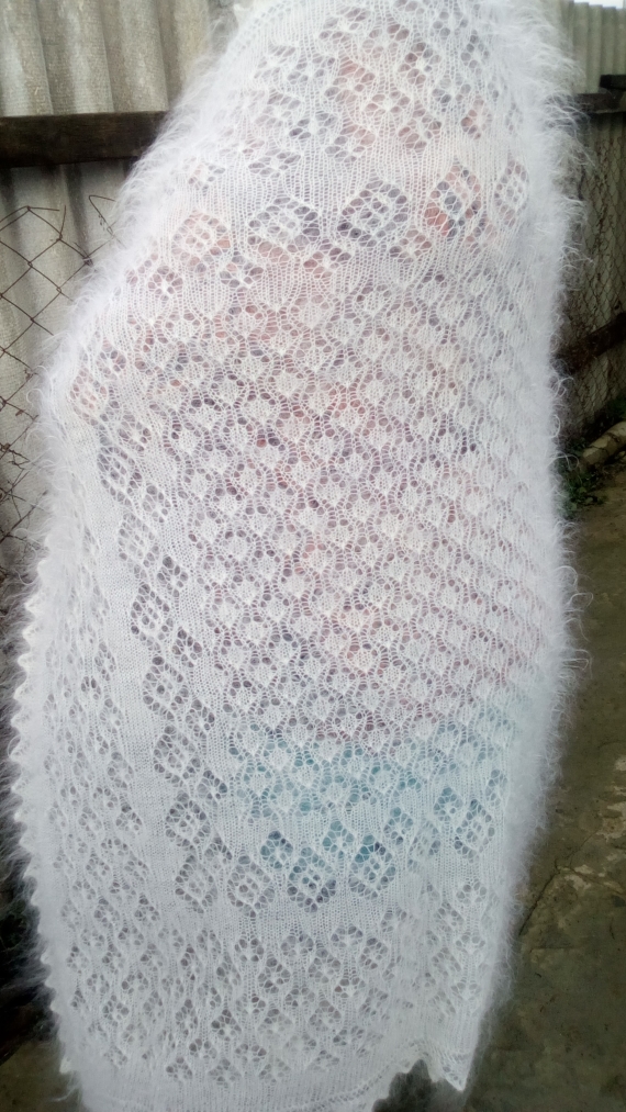 Пуховый платок ажурный белый