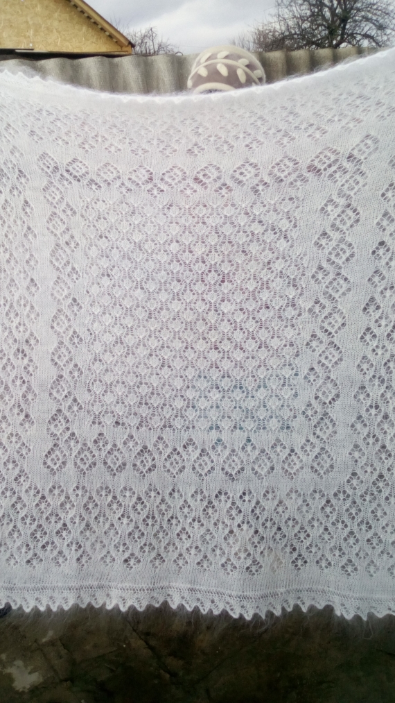 Пуховый платок ажурный белый