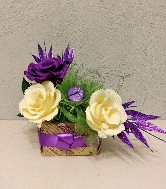 Композиция из цветов и конфет