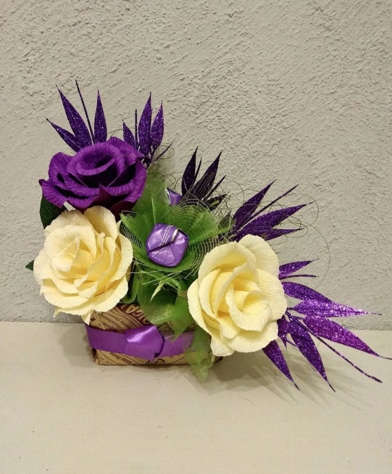 Композиция из цветов и конфет