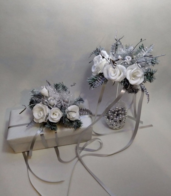 Подвеска на бутылку или подарок из роз ручной работы и конфет