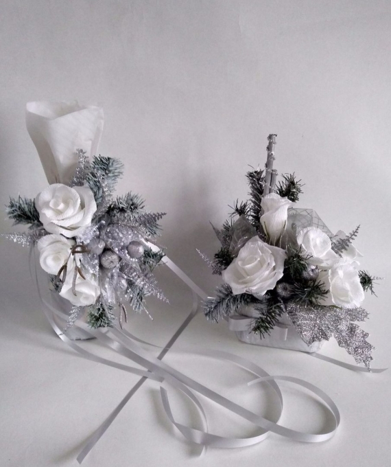 Подвеска на бутылку или подарок из роз ручной работы и конфет