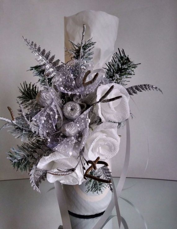 Подвеска на бутылку или подарок из роз ручной работы и конфет