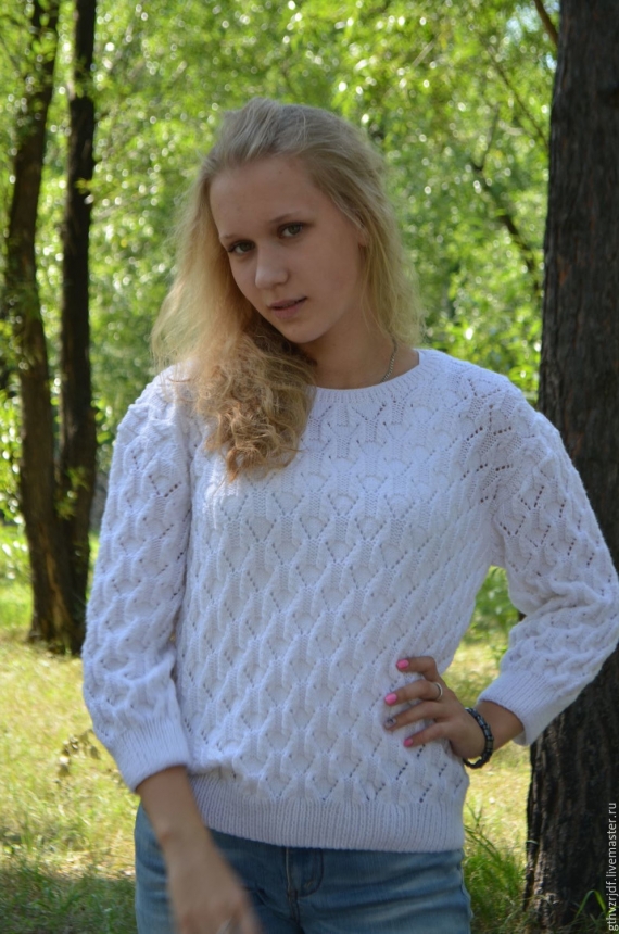 Белый свитер с узором