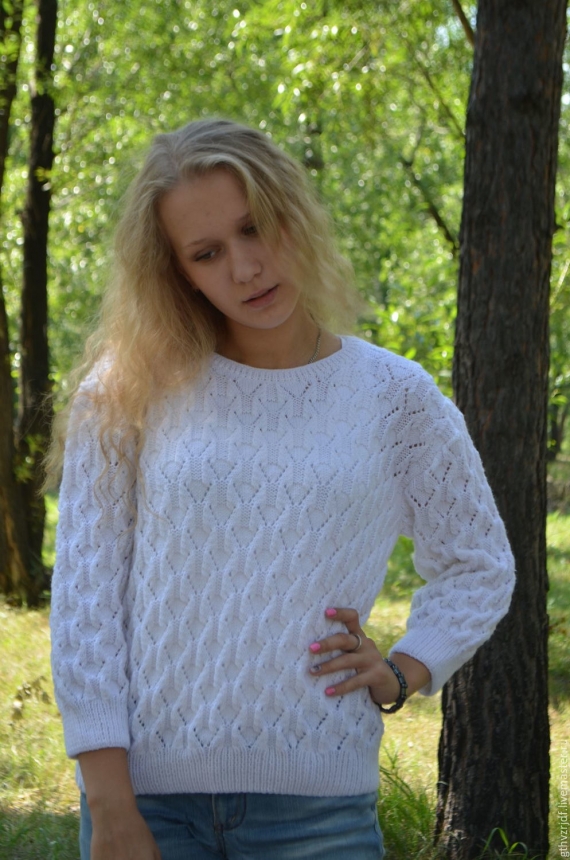 Белый свитер с узором
