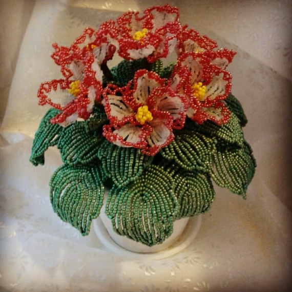 Фиалка из бисера