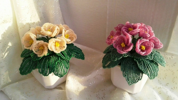 Фиалка из бисера