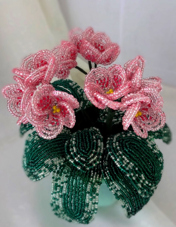 Фиалка из бисера