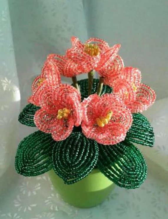 Фиалка из бисера