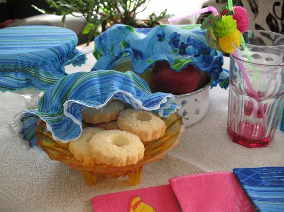 Крышка-чехол из ткани для хранения продуктов.