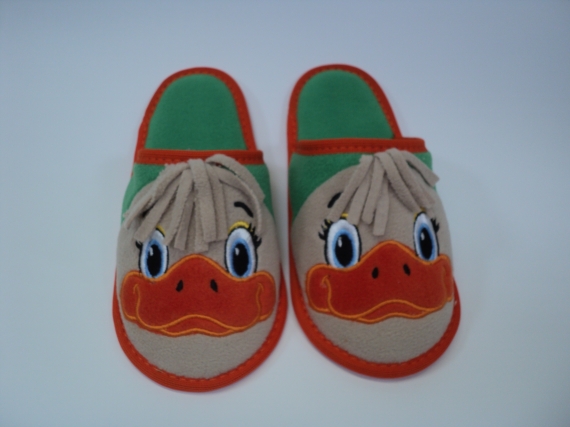 Детские тапочки с вышивкой.