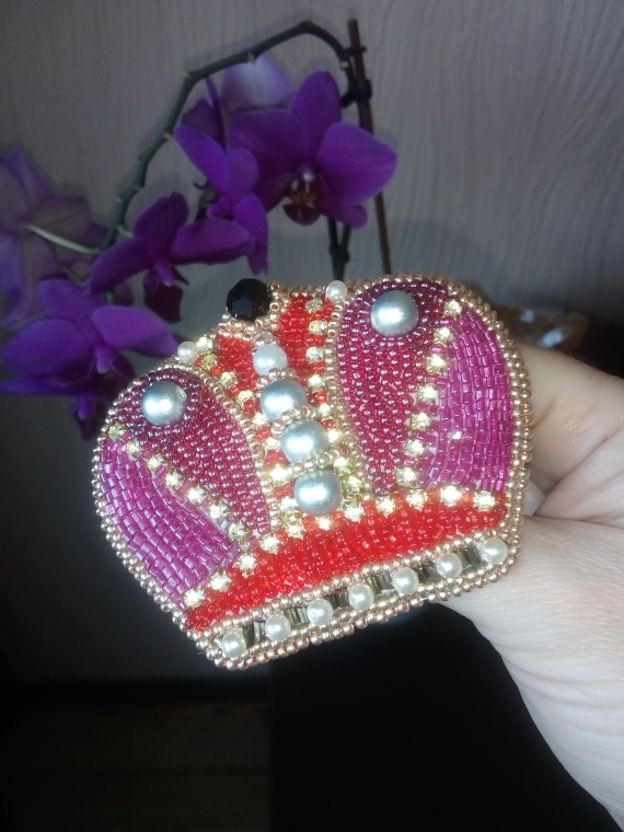 Брошь из бисера " Корона императрицы"