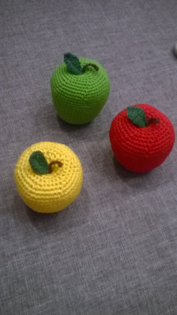 Вязаное яблоко