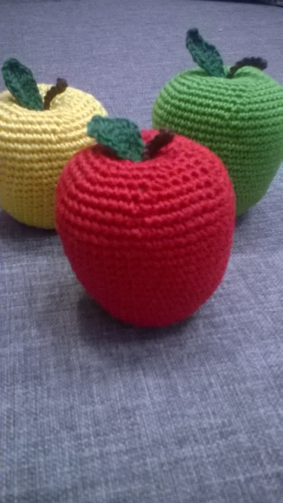Вязаное яблоко