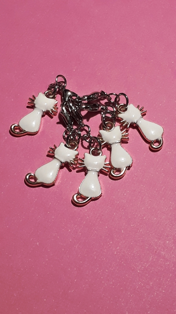 Белая кошка