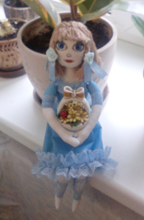 Девушка с корзинкой