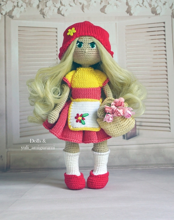 Вязаная куколка крючком Красная шапочка, 28 см