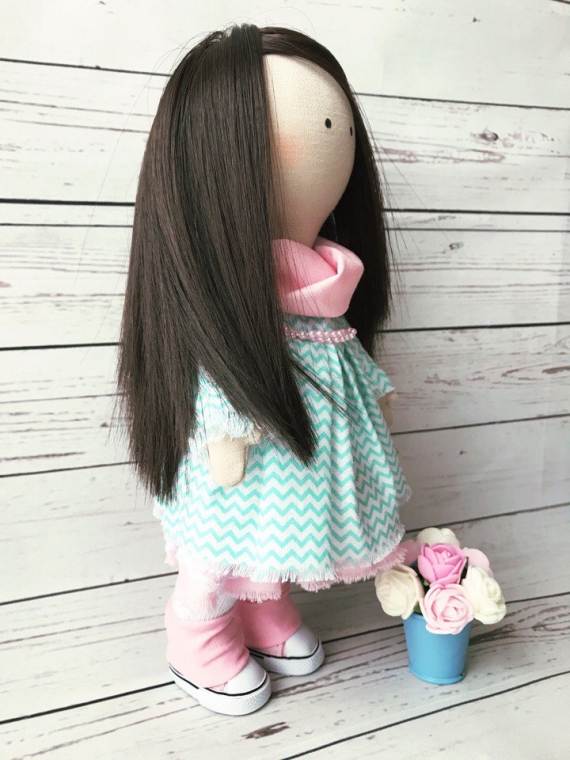 Весенняя девочка с цветами