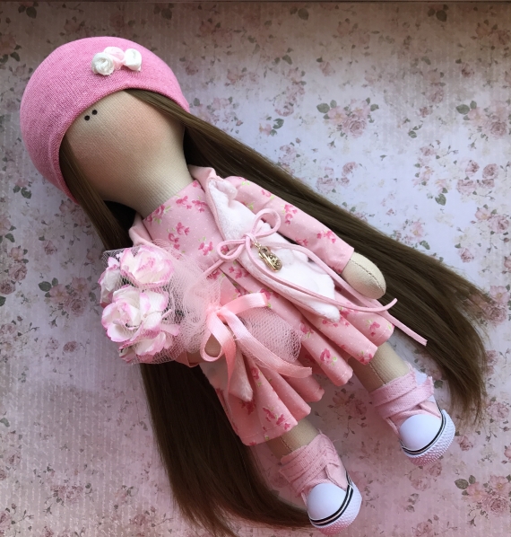 Интерьерная кукла в розовом