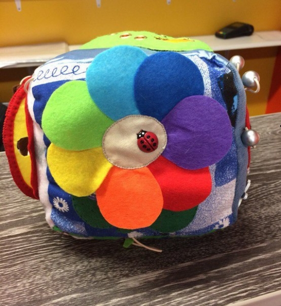 Мягкий развивающий куб.