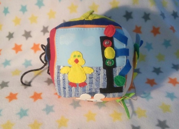 Мягкий развивающий куб.