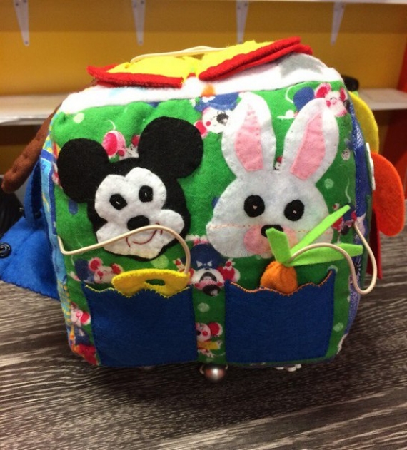 Мягкий развивающий куб.