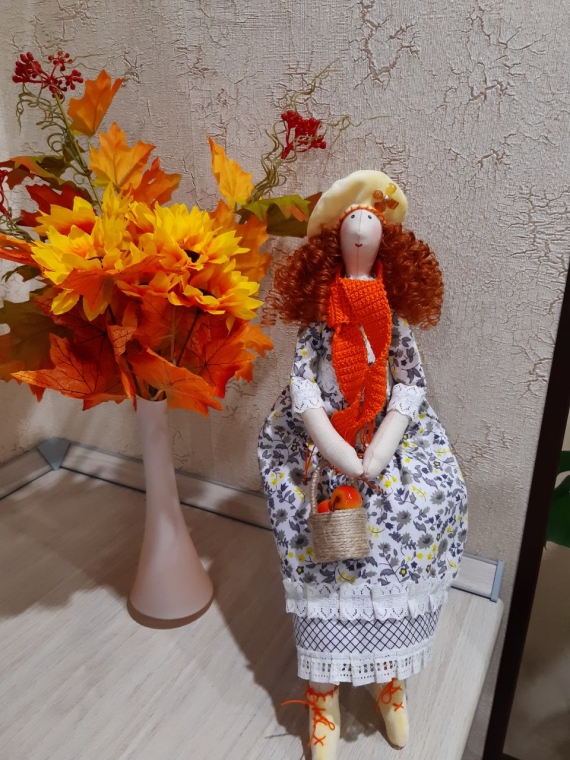 Текстильная кукла тильда  в осеннем наряде