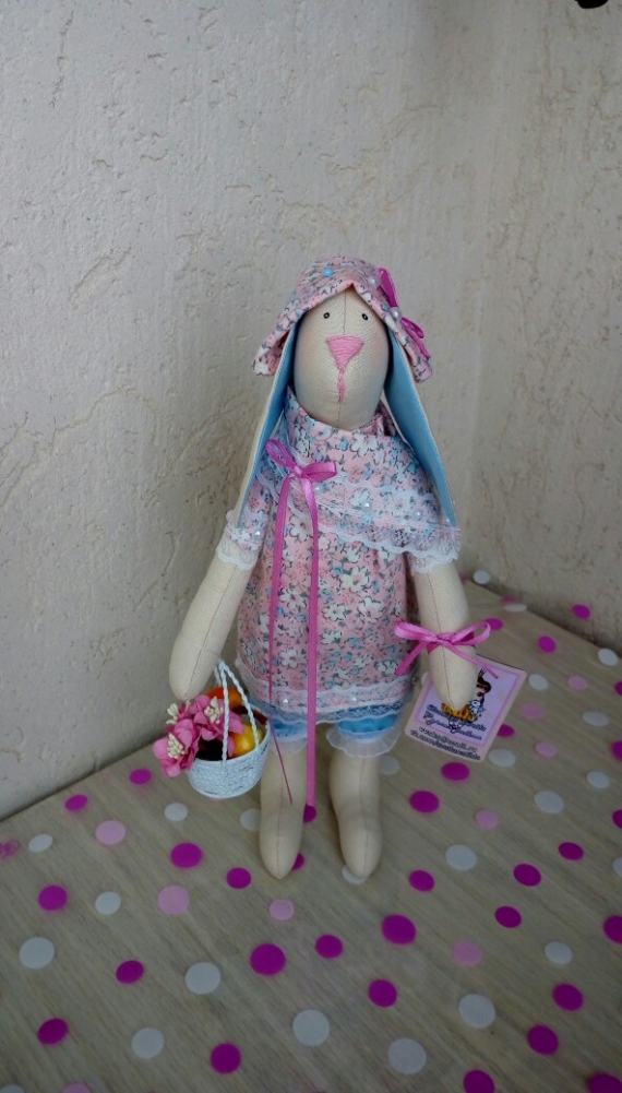 Крольчиха Ксюша с корзинкой