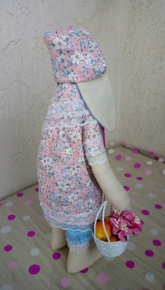 Крольчиха Ксюша с корзинкой