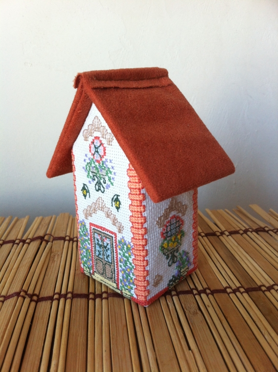 Объемная вышивка домик с ракушками