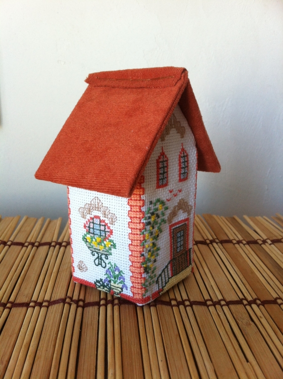 Объемная вышивка домик с ракушками