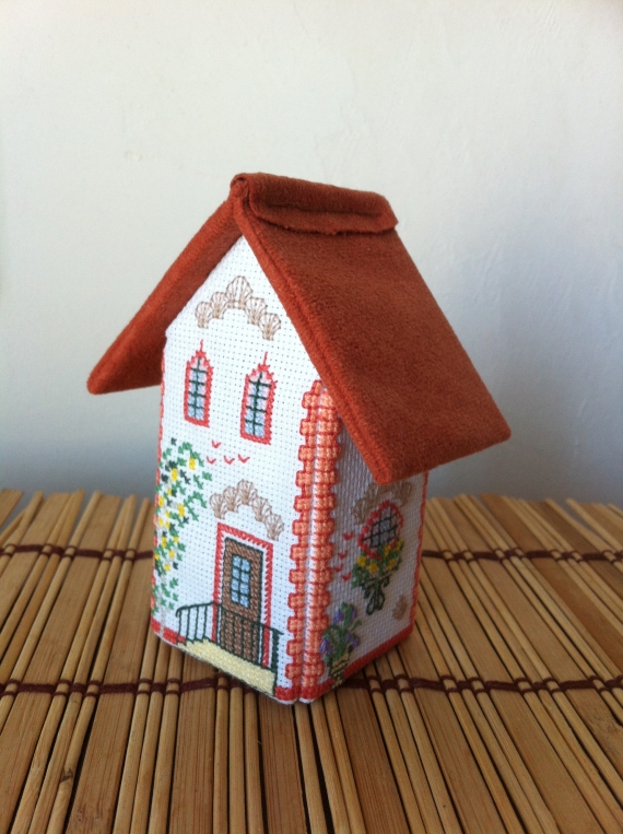 Объемная вышивка домик с ракушками