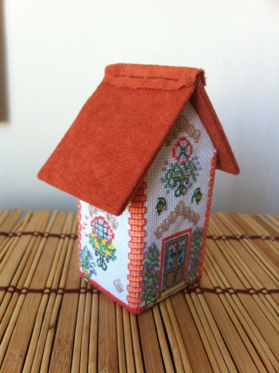 Объемная вышивка домик с ракушками