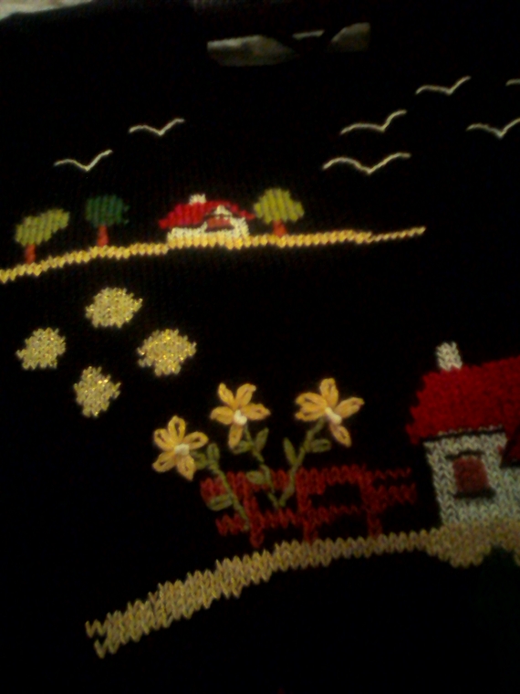 Пуловер с вышивкой