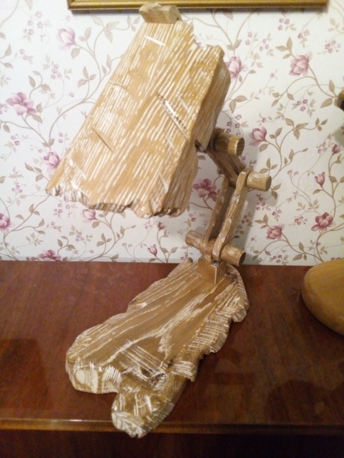 Деревянный настольный светильник