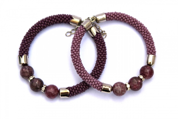 Браслеты с лепидолитом.