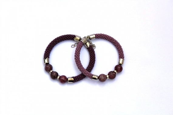 Браслеты с лепидолитом.