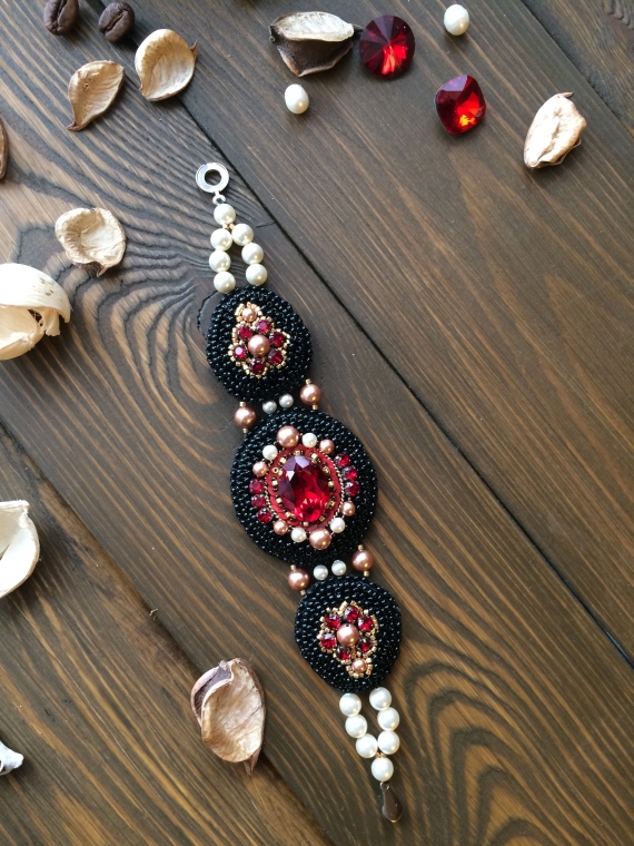 Браслет из бисера и кристаллов Сваровски