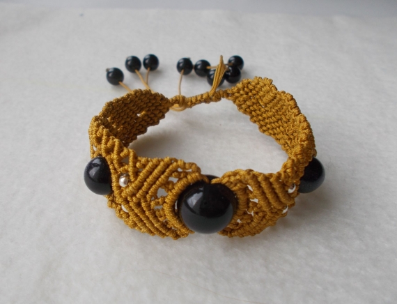 Браслет "Часики" бежевый плетеный в технике макраме