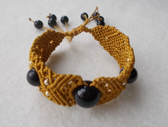 Браслет "Часики" бежевый плетеный в технике макраме