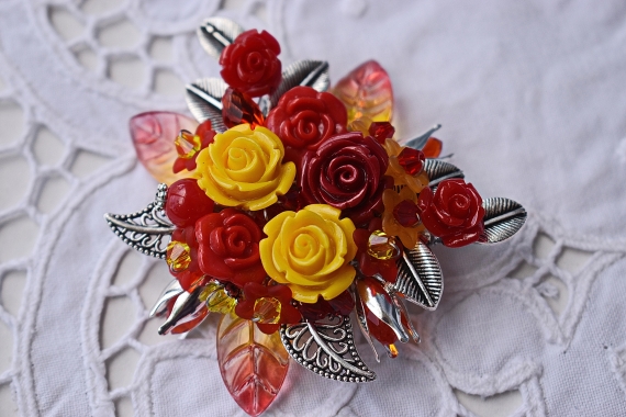 Брошь в технике авторского плетения "Маргарита"